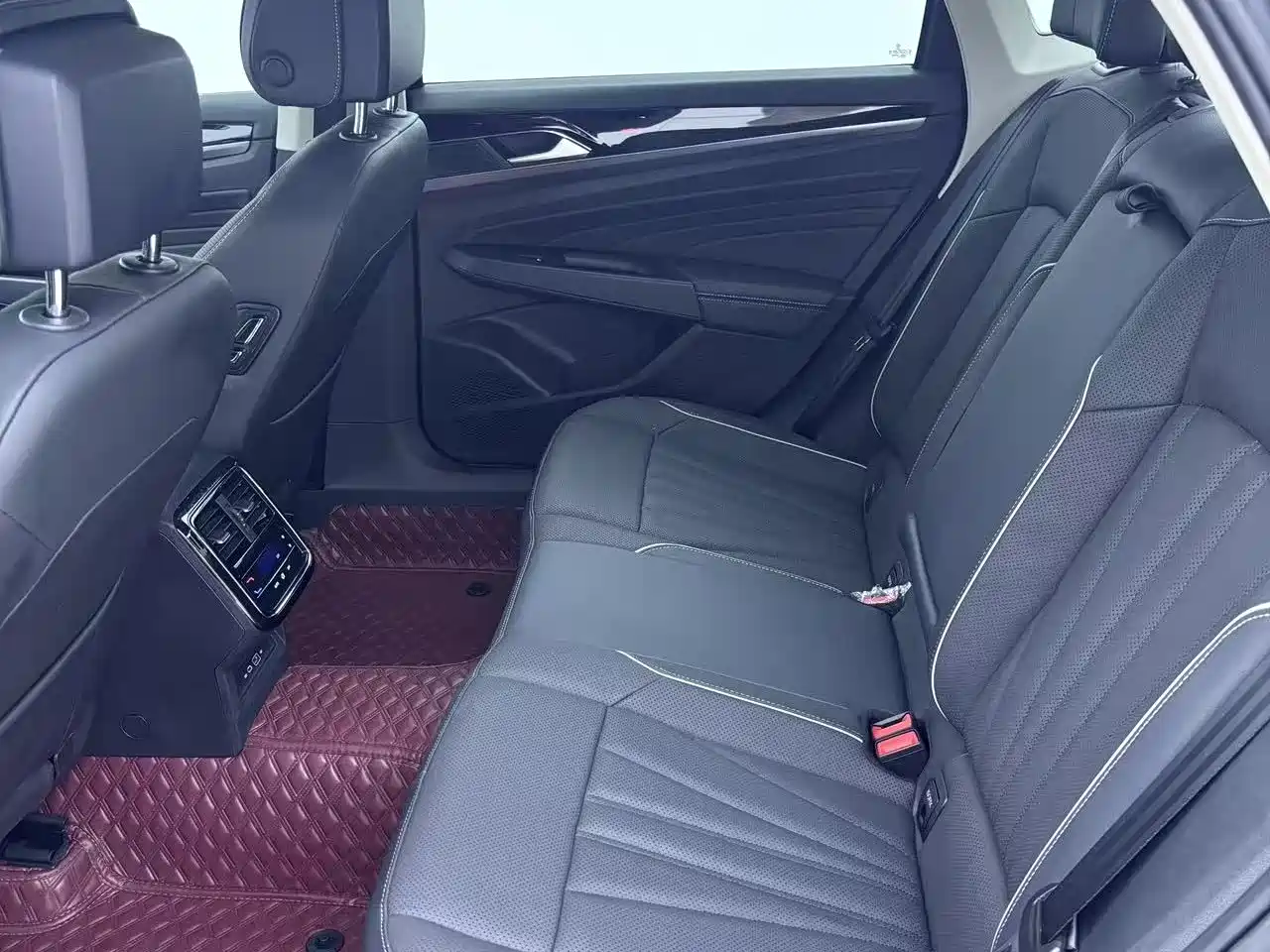Volkswagen Passat 2024 330TSI Elite Edition фото 9