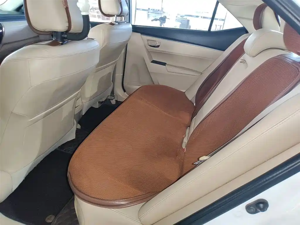 Toyota Corolla 2016 Dual Hybrid 1.8L E-CVT Elite Edition фото 17