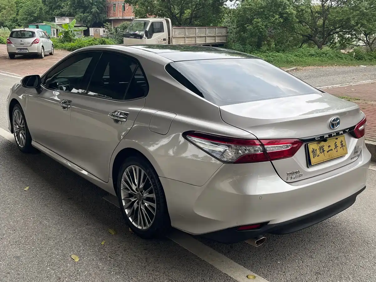 Toyota Camry 2018 Hybrid 2.5HQ Platinum фото 11