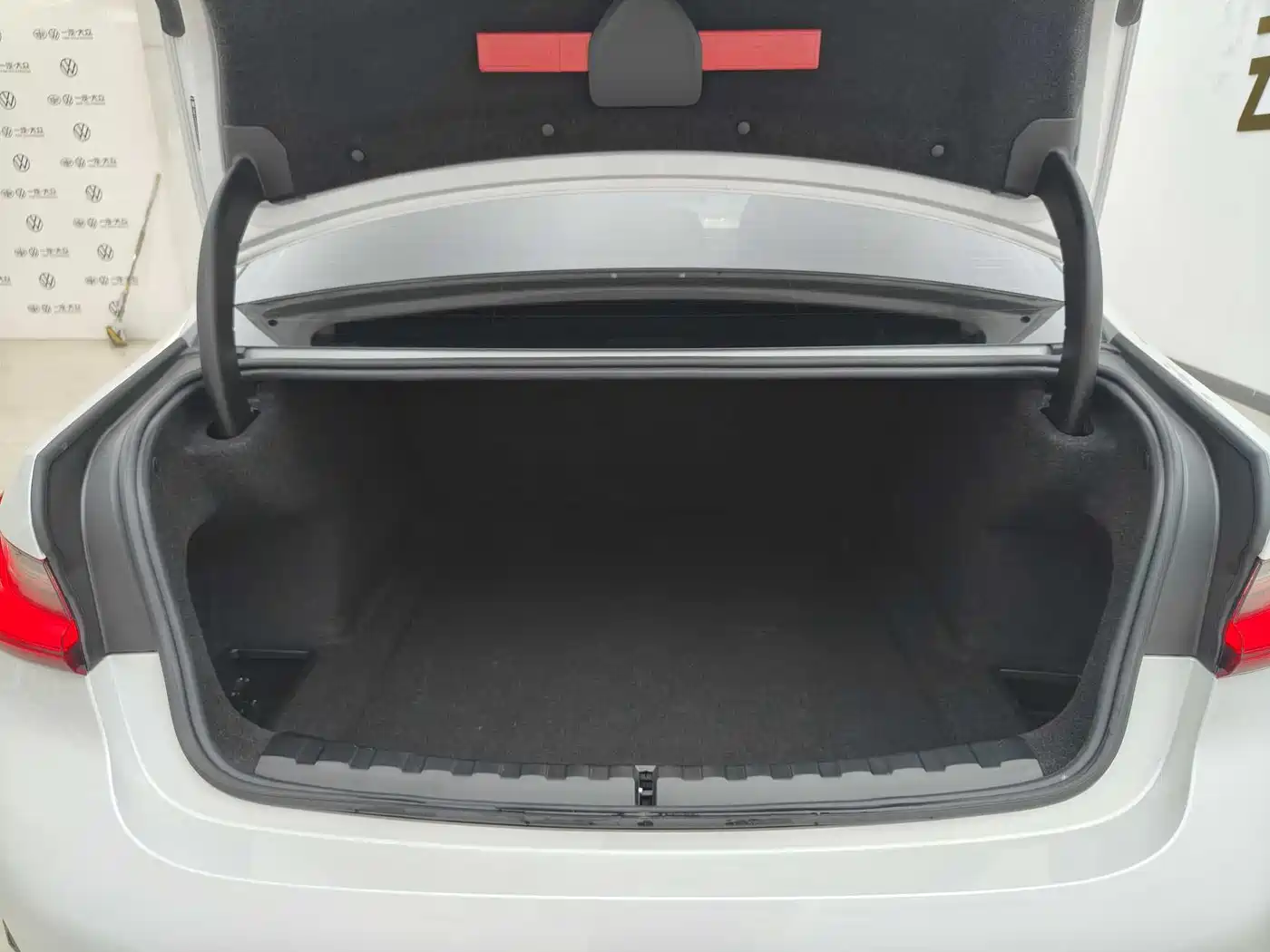 BMW 3 Series 2023 325Li M Sport Black Night Package фото 11