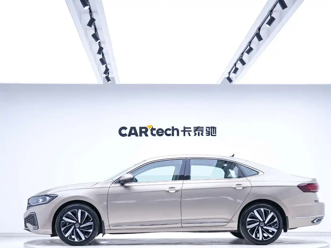 Volkswagen Passat 2022 330TSI Starlight Elite Edition фото 4