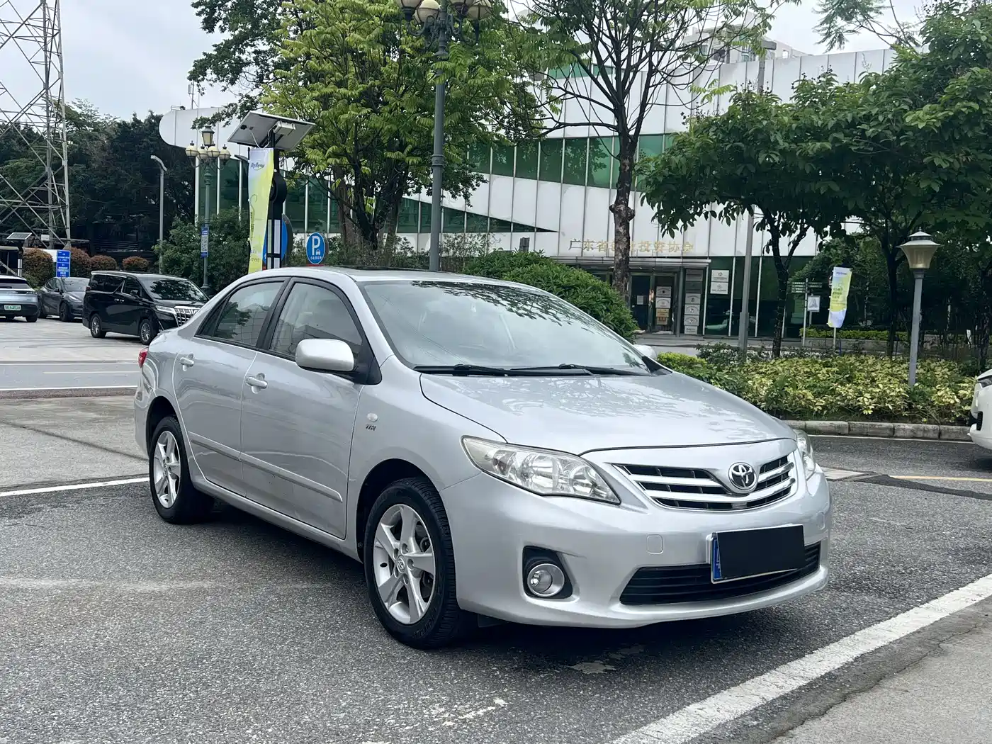 Toyota Corolla 2011 1.8L CVT GL-i фото 2