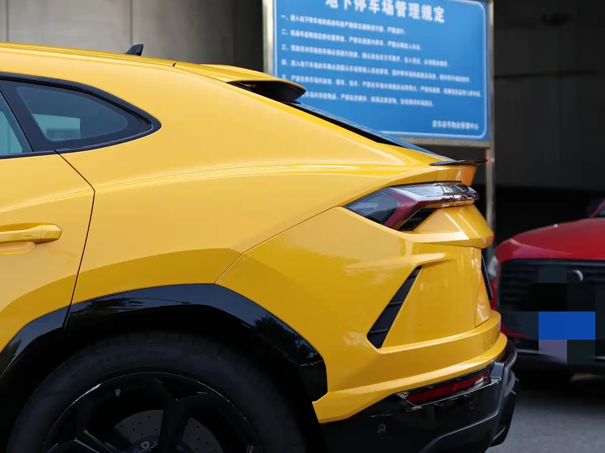 Фото 10 - Lamborghini Urus