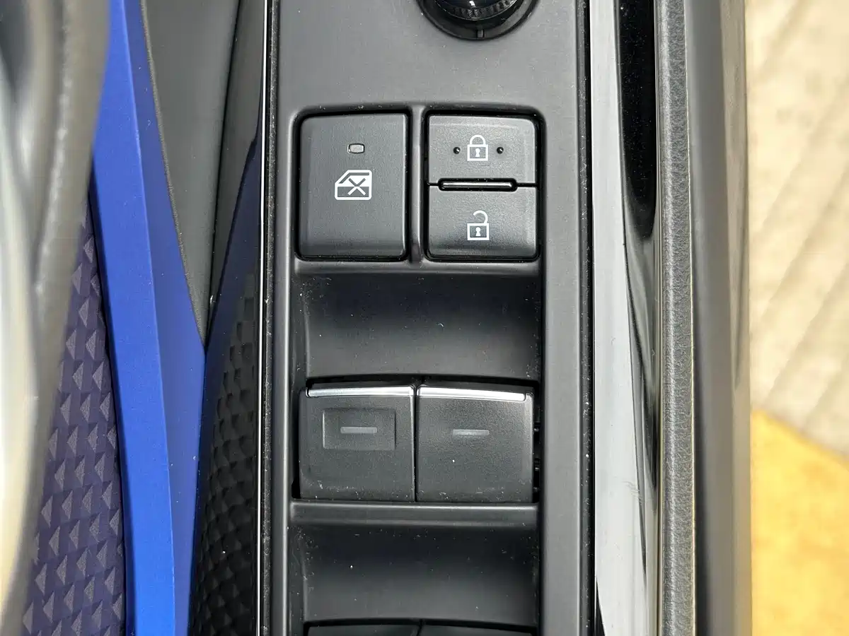 Toyota C-HR 2018 2.0L Luxury Edition China V фото 12