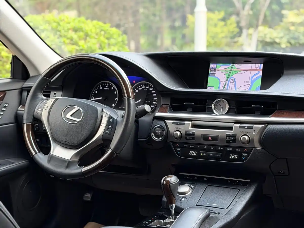 Lexus ES 2013 350 Elegance Edition фото 7