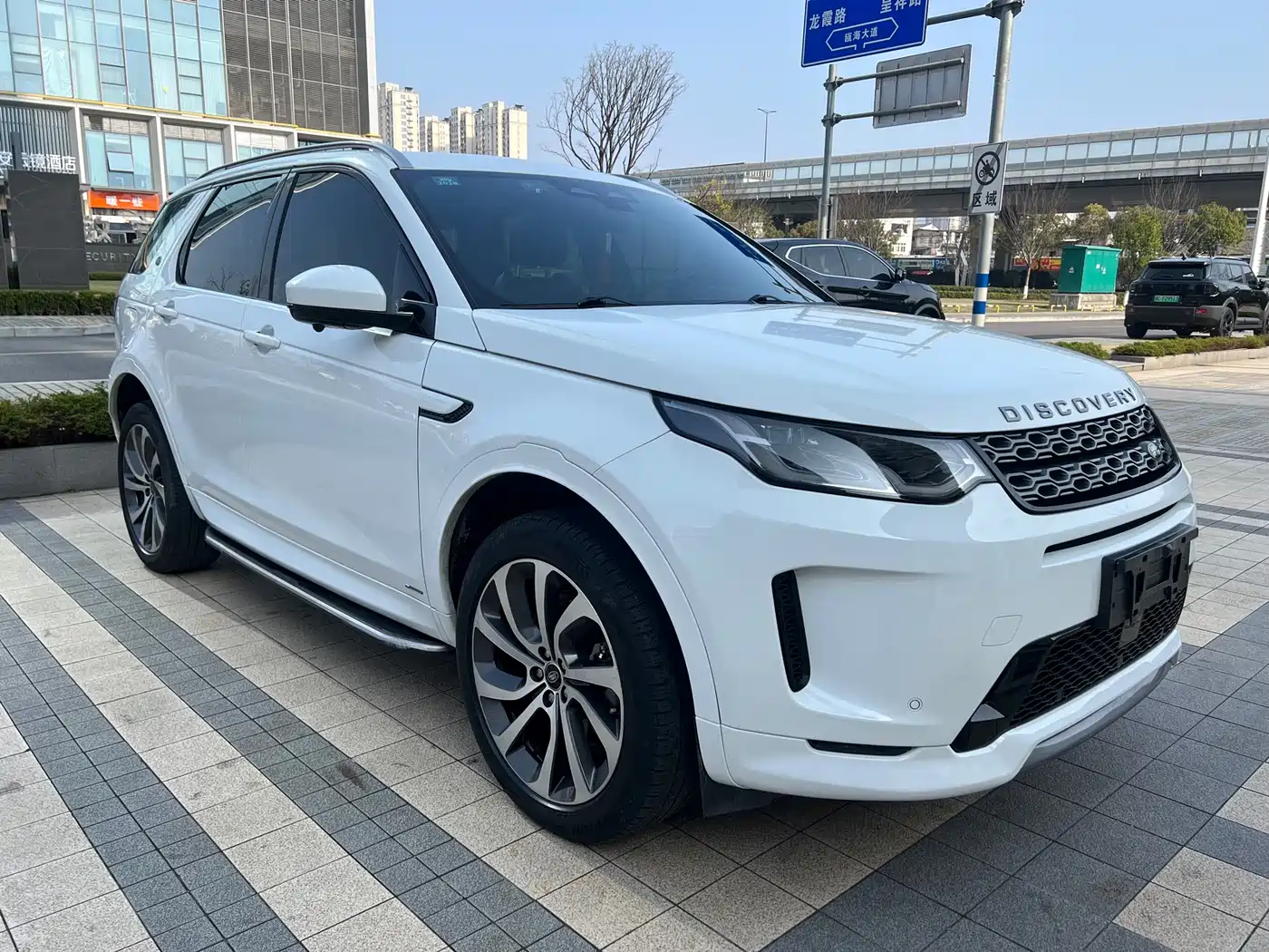 Land Rover Discovery Sport 2022 Model 249PS R-Dynamic SE Performance Tech Edition 5-Seater фото 3