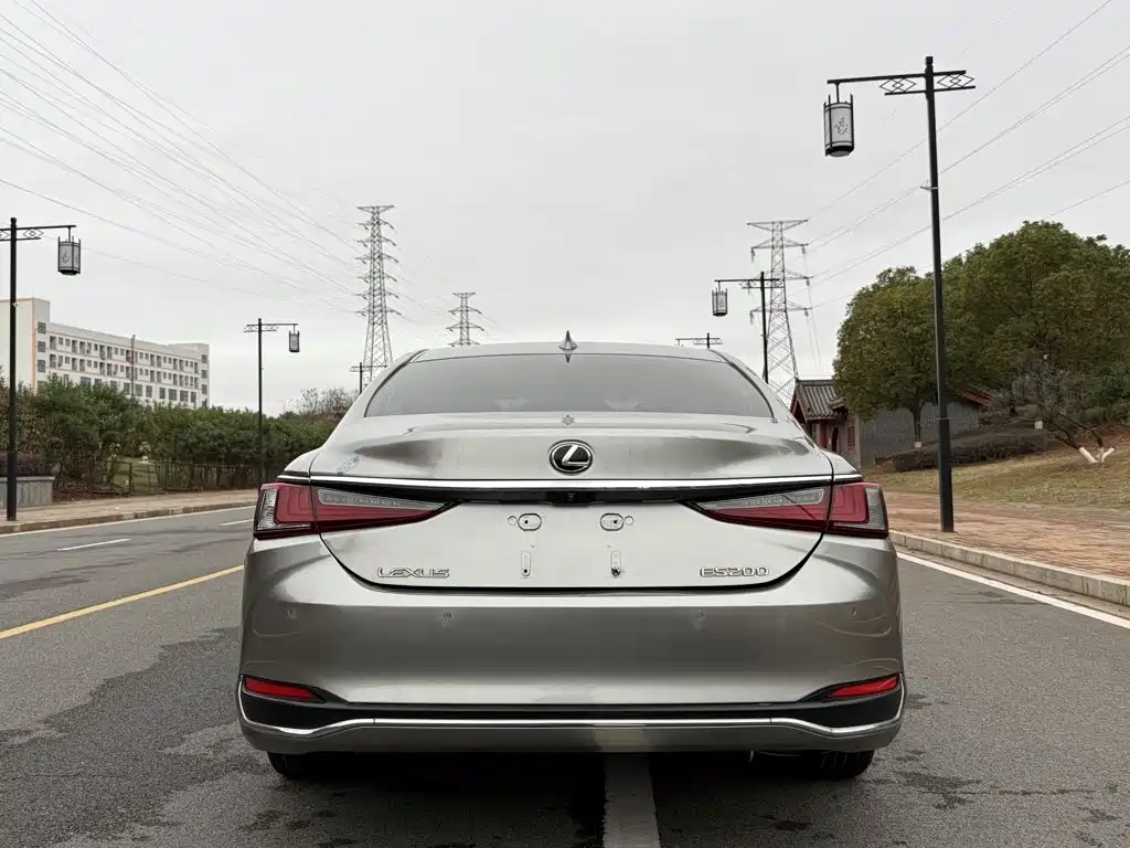Фото 5 - Lexus ES