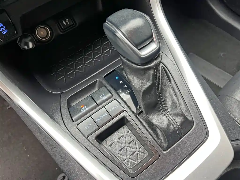 Toyota Wildlander 2022 2.0L CVT FWD Luxury PLUS Edition фото 16