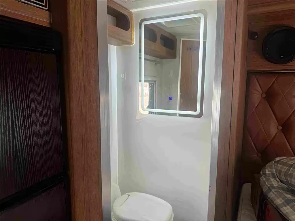 SAIC Maxus MAXUS V90 RV 2022 2021 2.0T Life Home V90 Self-Contained Class C RV Flagship Small Front Overhead Transverse Bed