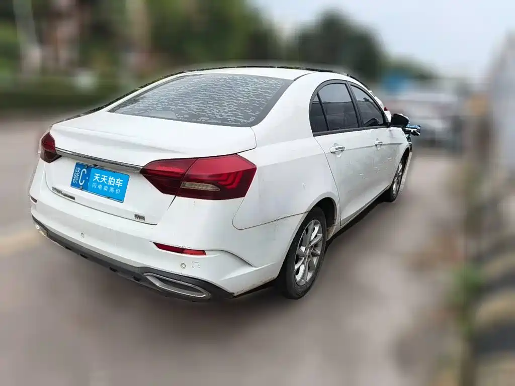 Фото 2 - Geely Emgrand