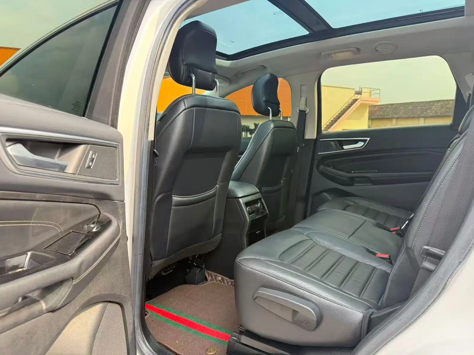 Фото 14 - Ford Edge
