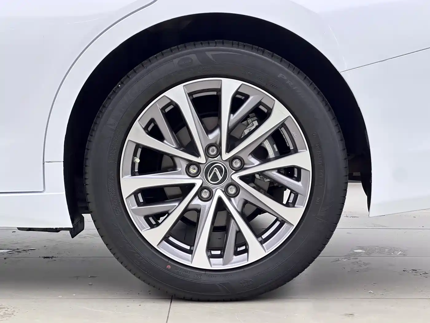Photo 14 - Lexus ES