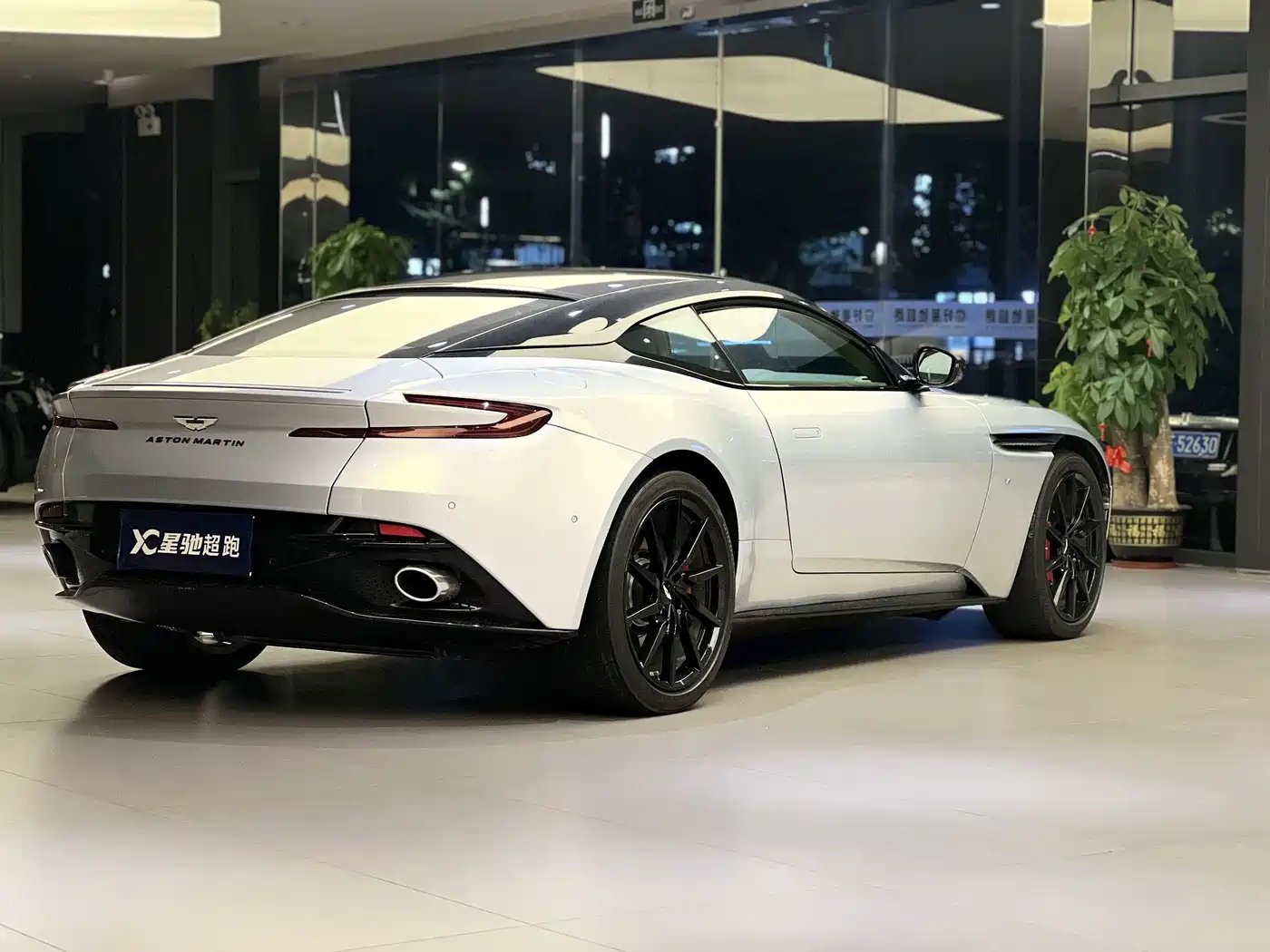 Aston Martin DB11 2017 2016 5.2T Launch Edition