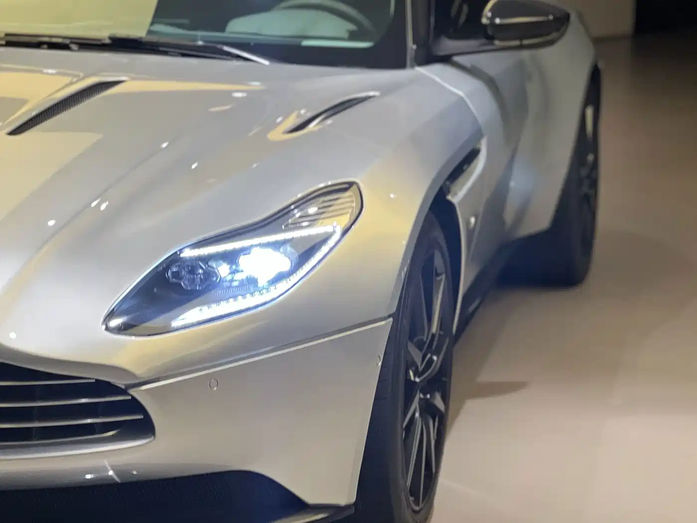 Aston Martin DB11 2017 2016 5.2T Launch Edition