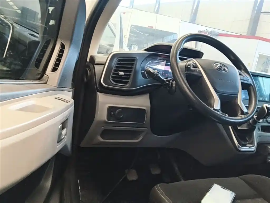 SAIC Maxus Xintu V80 2024 Model Year Aoyunton Value Edition 6MT Short Wheelbase Medium Roof 127Ps 5/6-Seater фото 16