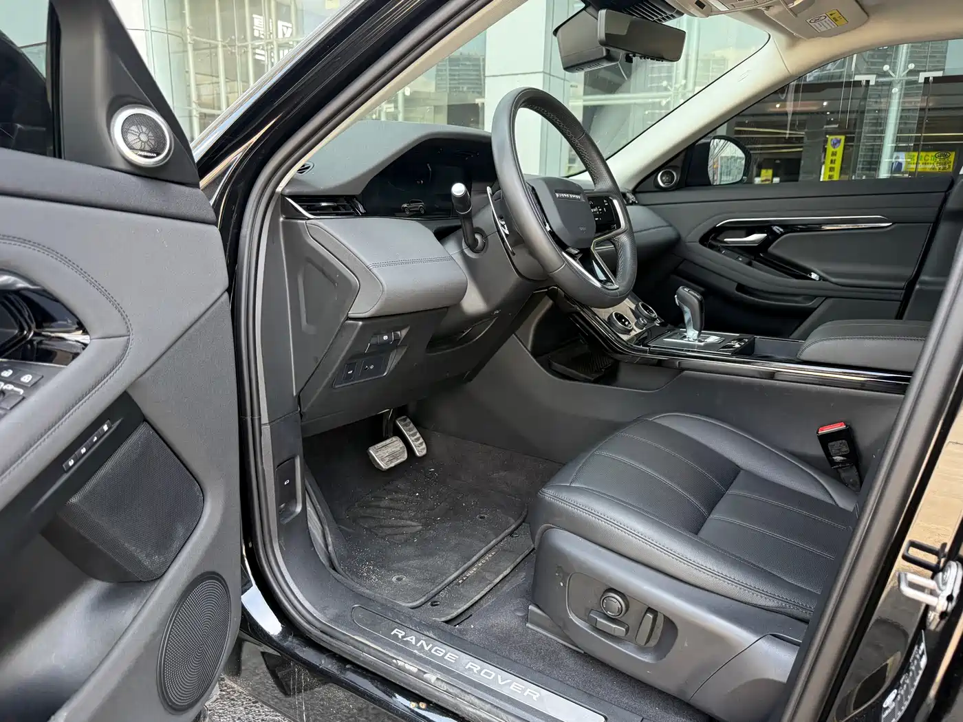 Land Rover Range Rover Evoque 2023 Range Rover Evoque L 249PS Corinthian Bronze Special Edition фото 4