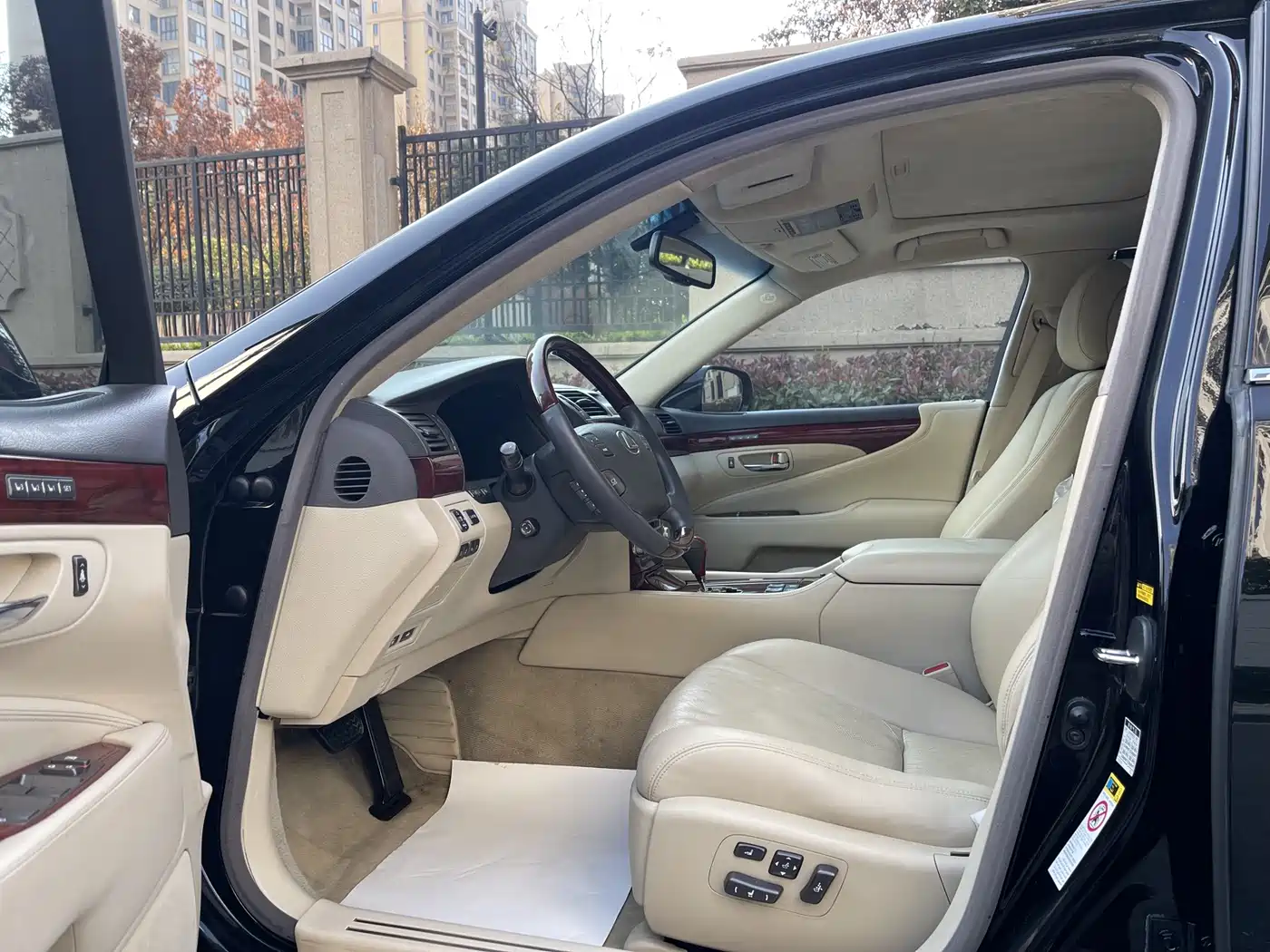 Фото 9 - Lexus LS