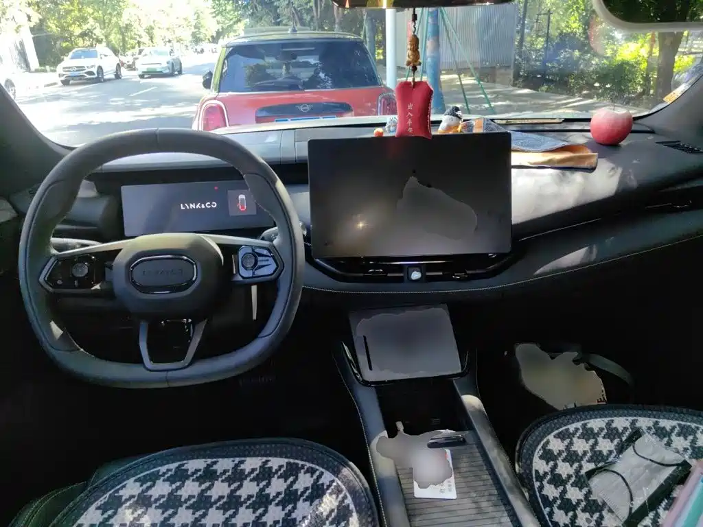 2025 Lynk & Co 06
