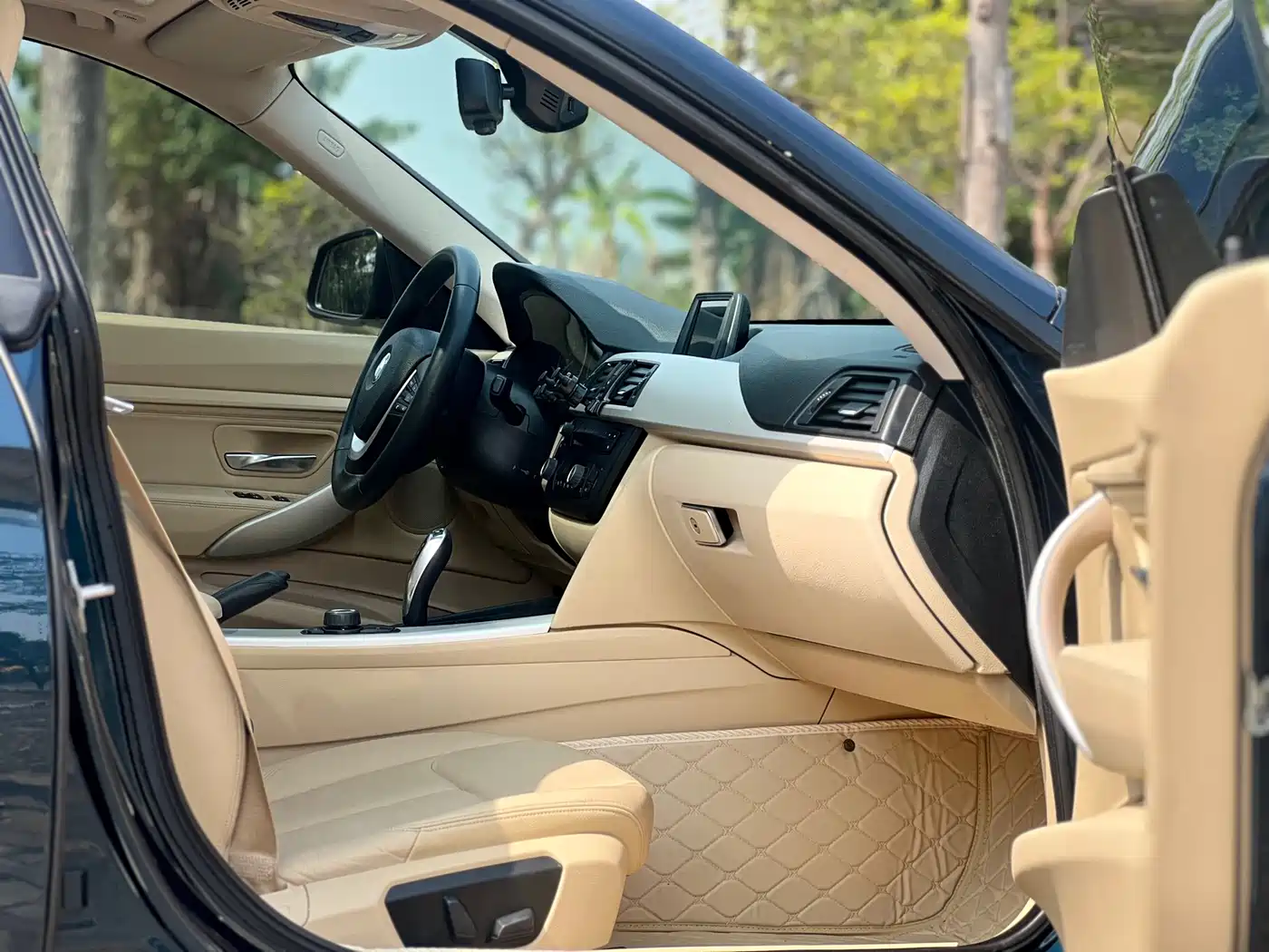 BMW 3 Series GT 2013 Model 320i Leading фото 16
