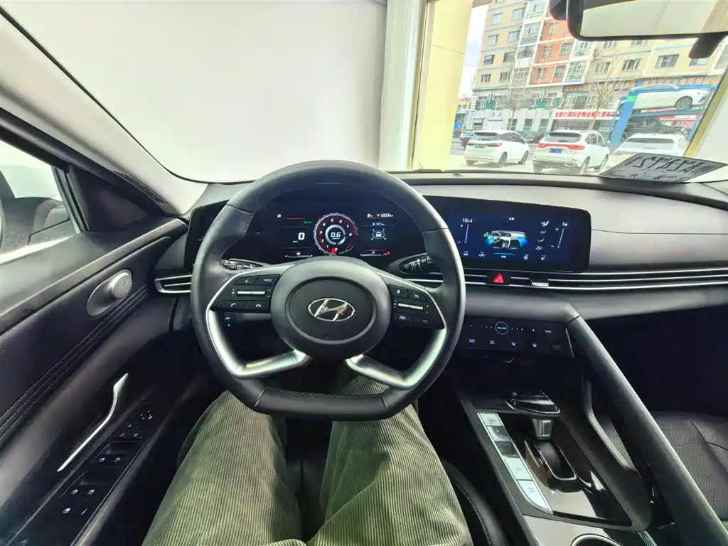 Hyundai Elantra 2022 1.5L CVT LUX Premium Edition фото 10