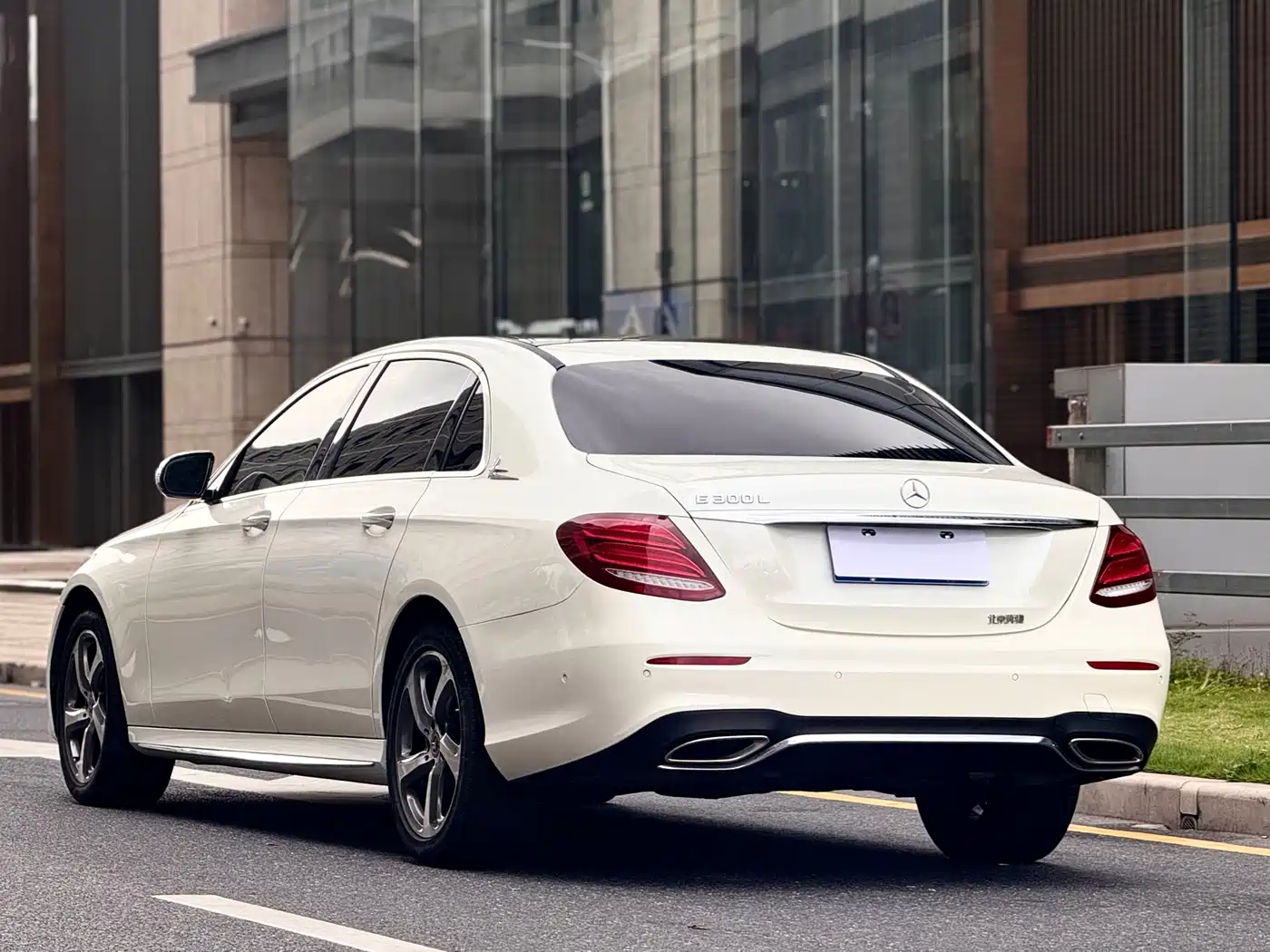 Mercedes-Benz E-Class 2018 E 300 L Sport Fashion фото 3