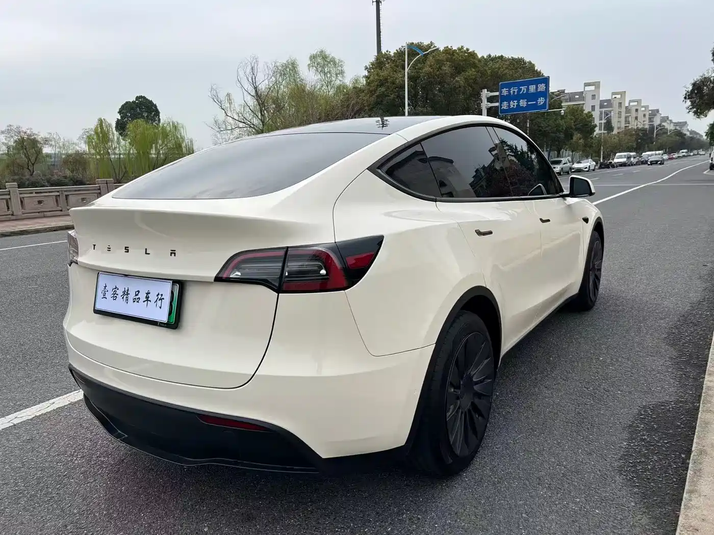 TESLA MODEL Y
