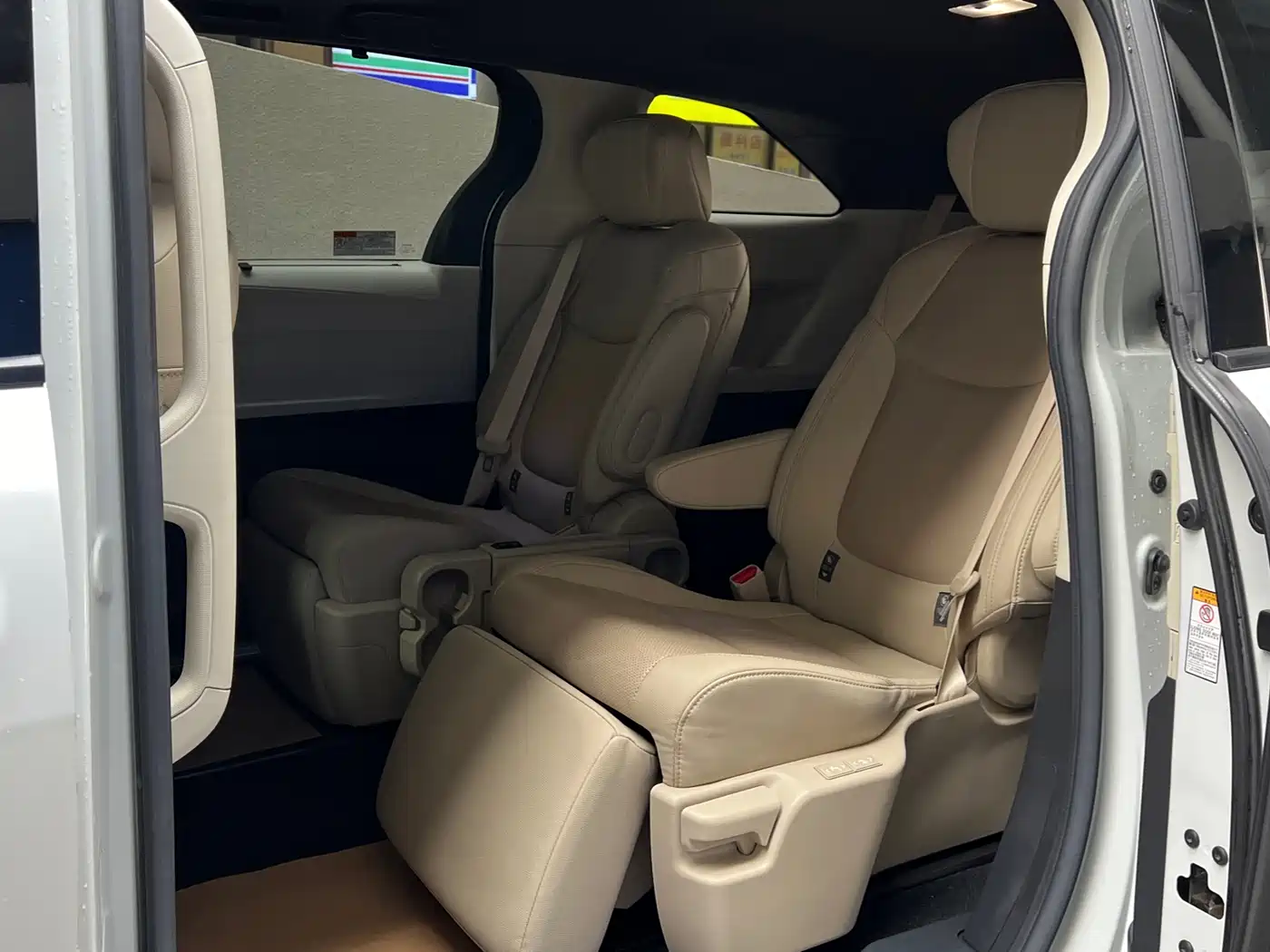 Toyota Sienna 2021 2.5L Hybrid Premium Edition фото 8