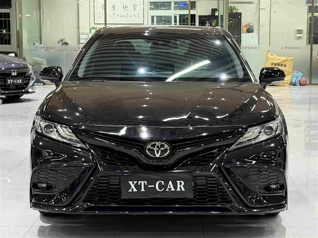 Фото 2 - Toyota Camry