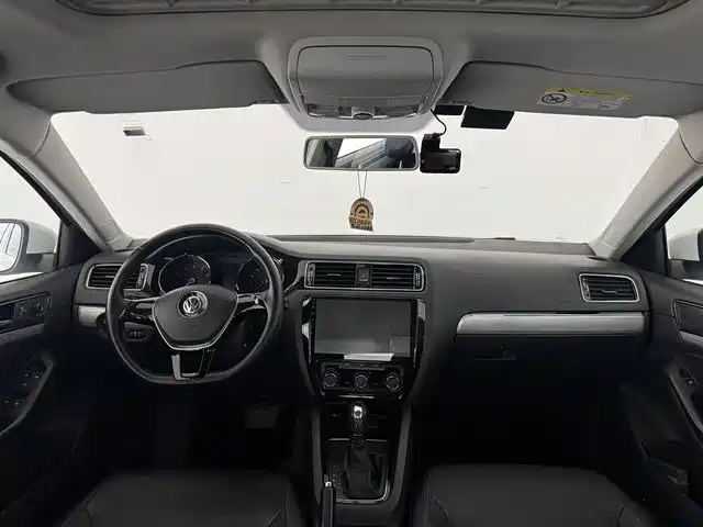 Volkswagen Sagitar 2015 1.6L Automatic Comfort фото 4