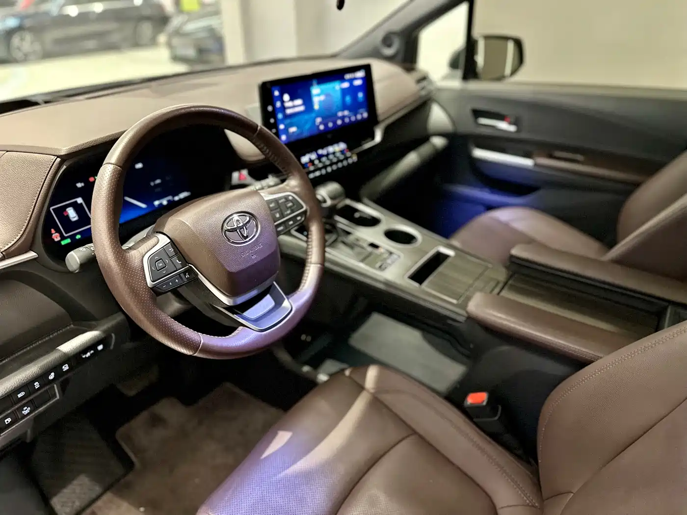 Toyota Sienna 2023 2.5L Hybrid Platinum Edition фото 4