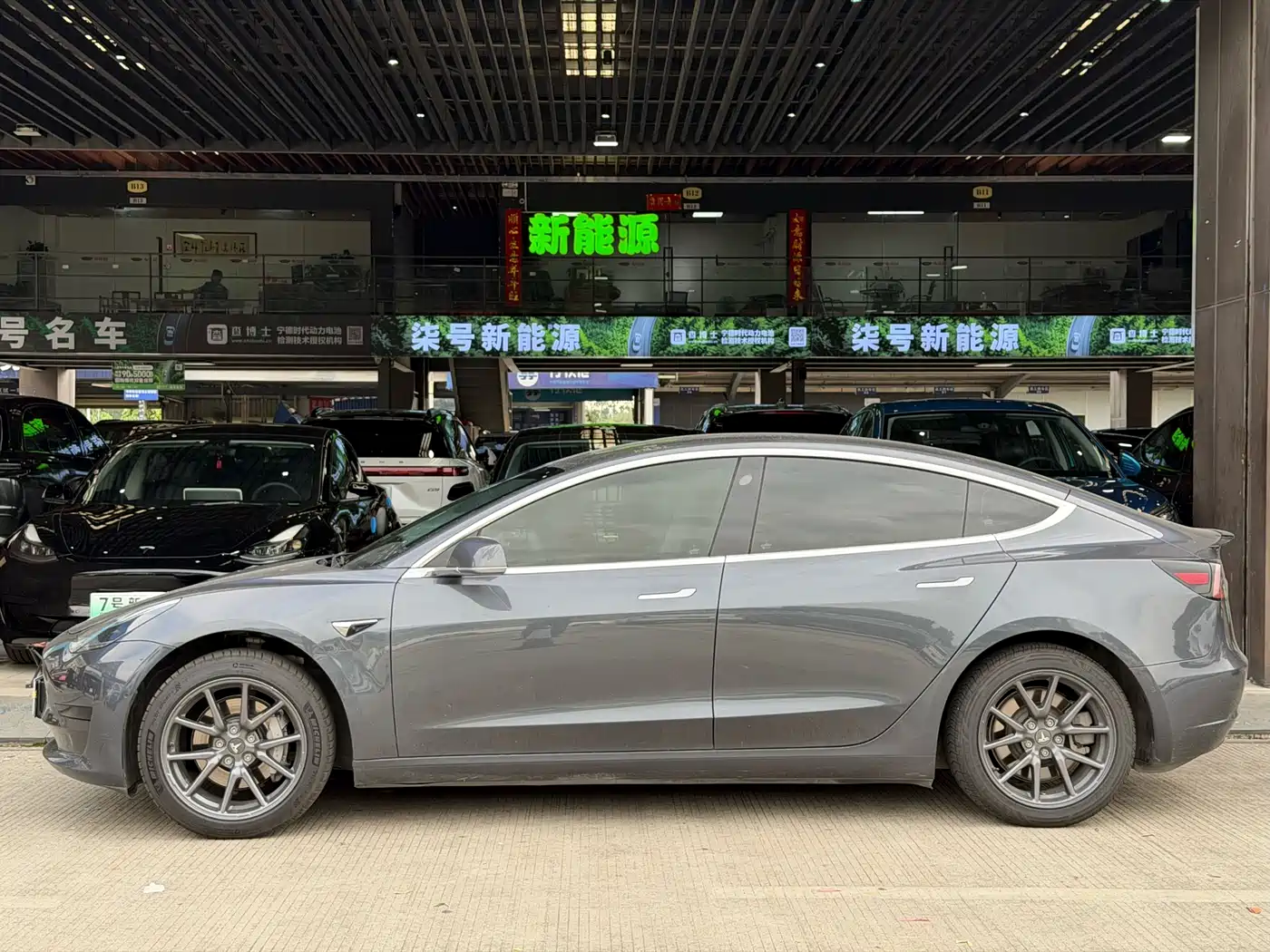 TESLA MODEL 3