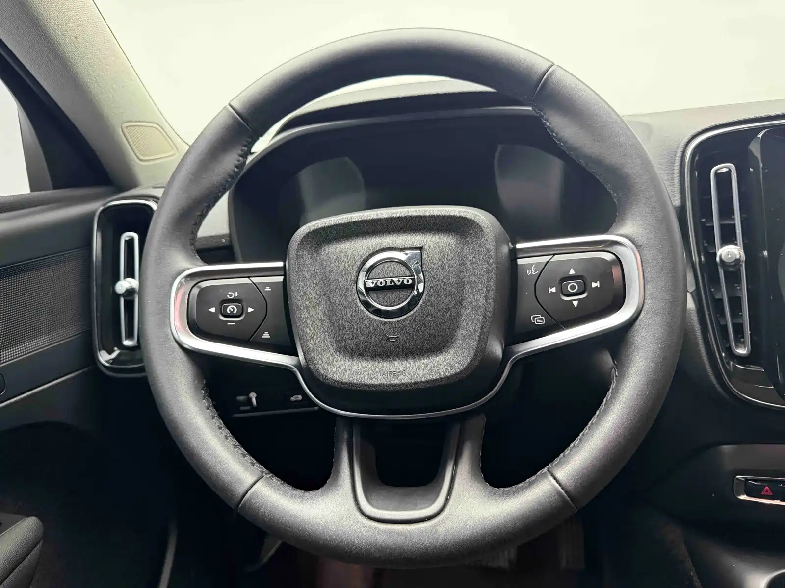 Фото 15 - Volvo XC40