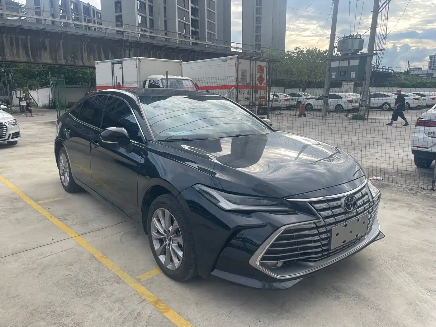 Photo 3 - Toyota Avalon