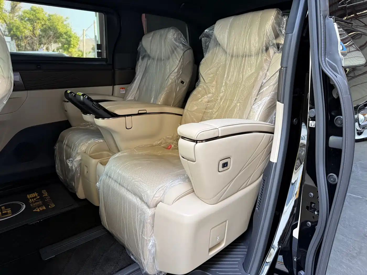 Toyota Alphard 2025 Hybrid 2.5L Ultimate Gold Edition фото 4