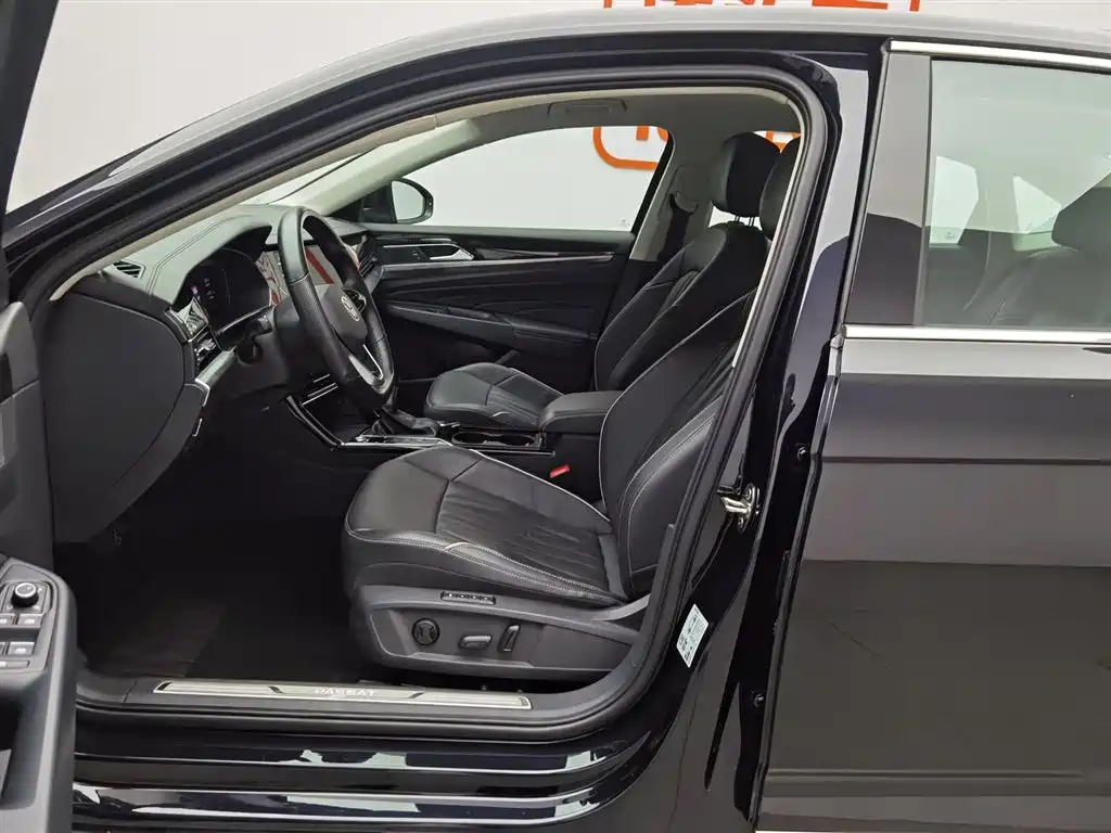 Volkswagen Passat 2022 330TSI Luxury Edition фото 10