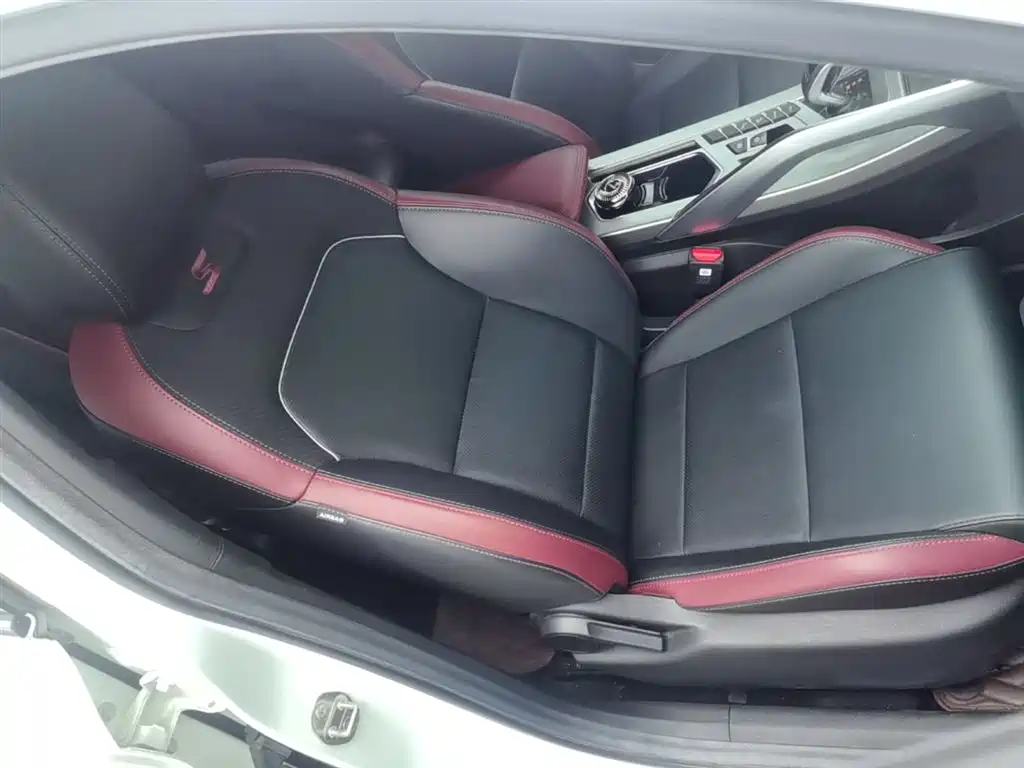 Фото 25 - Geely Coolray
