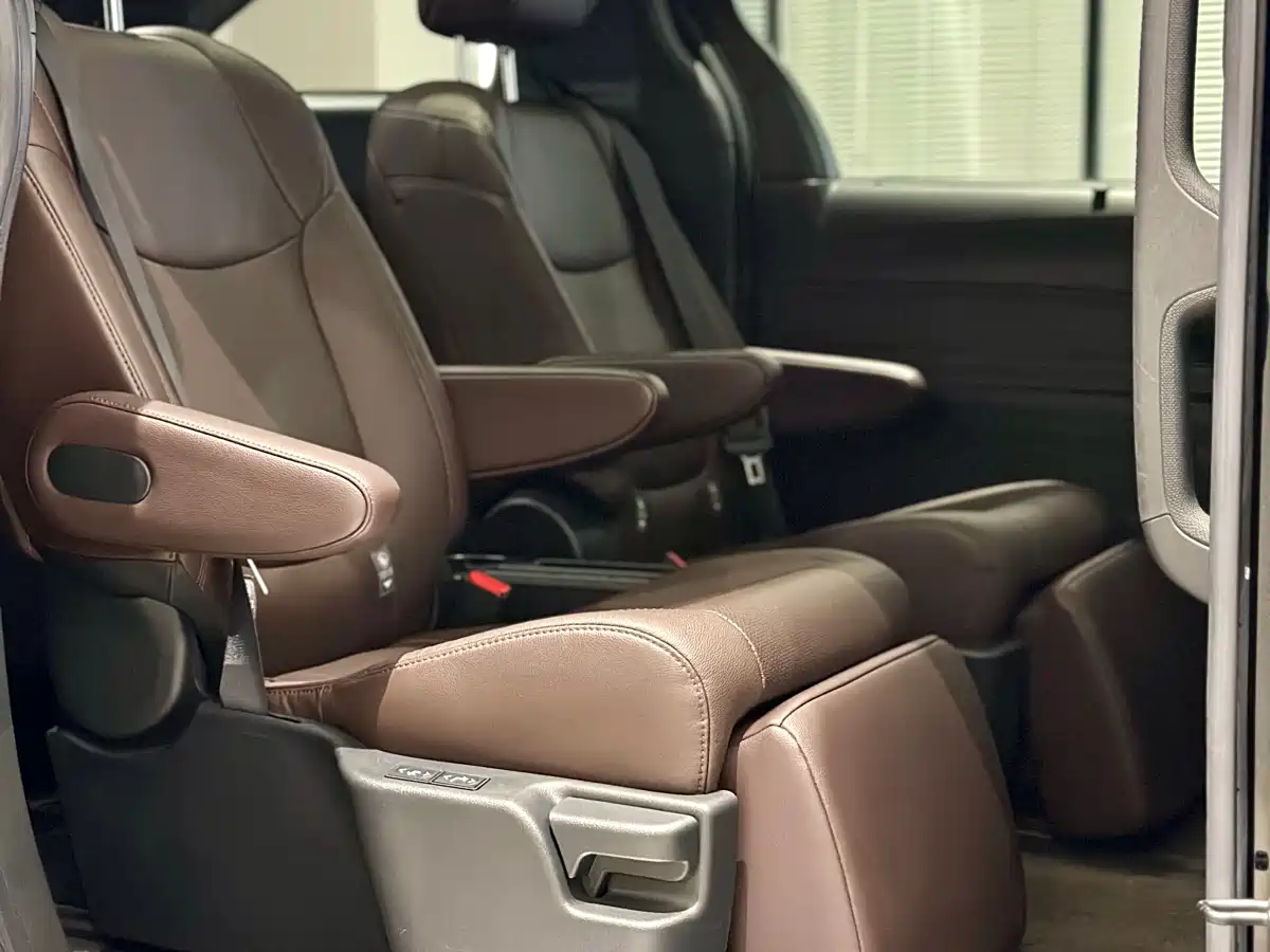 Toyota Sienna 2023 2.5L Hybrid Platinum Edition фото 6