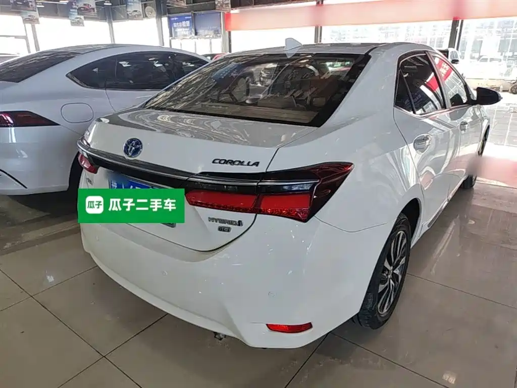 Toyota Corolla 2016 Dual Hybrid 1.8L E-CVT Elite Edition фото 7