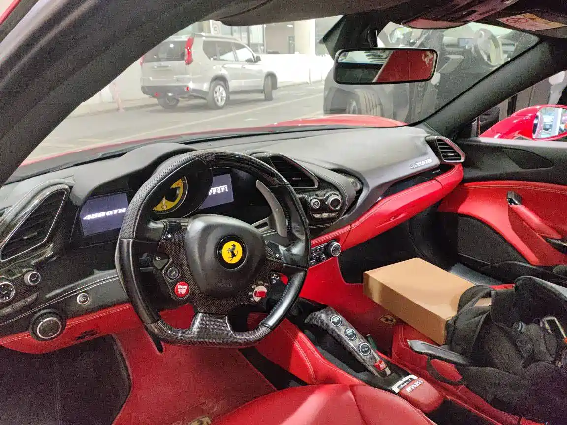 FERRARI 488