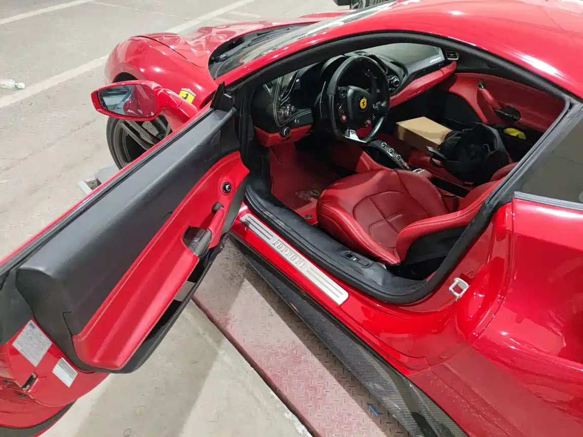 FERRARI 488