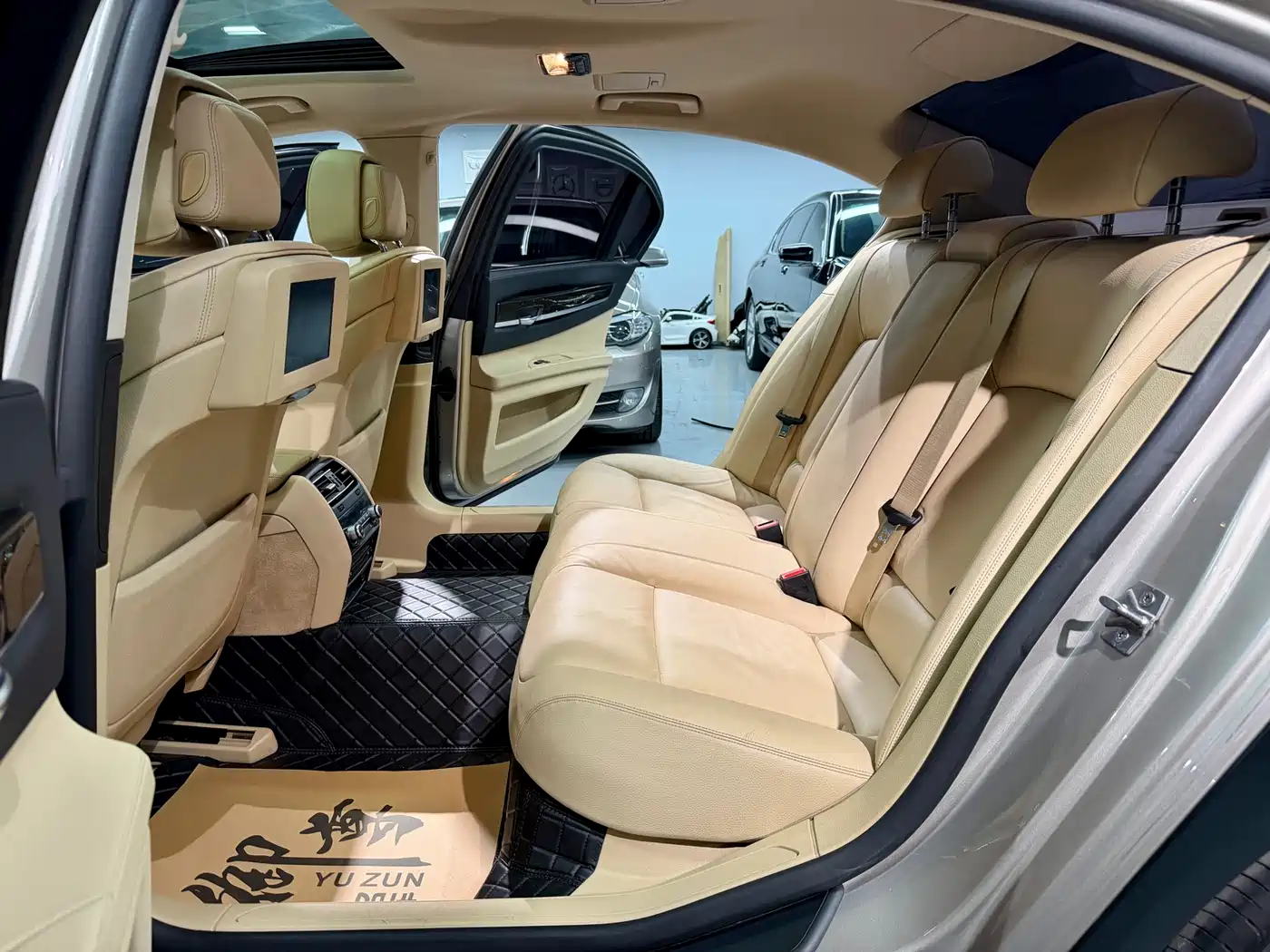 BMW 7 Series 2009 740Li Premium фото 10