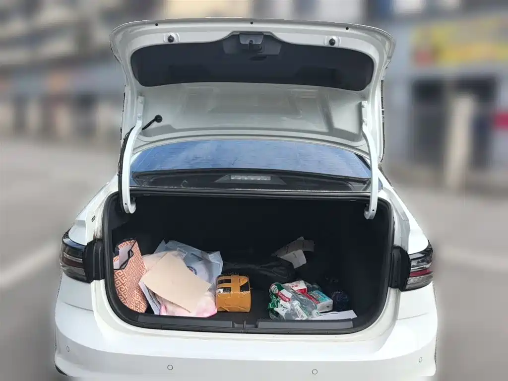 Volkswagen Lavida 2023 XRUI 1.5L Manual New Comfort Edition фото 16