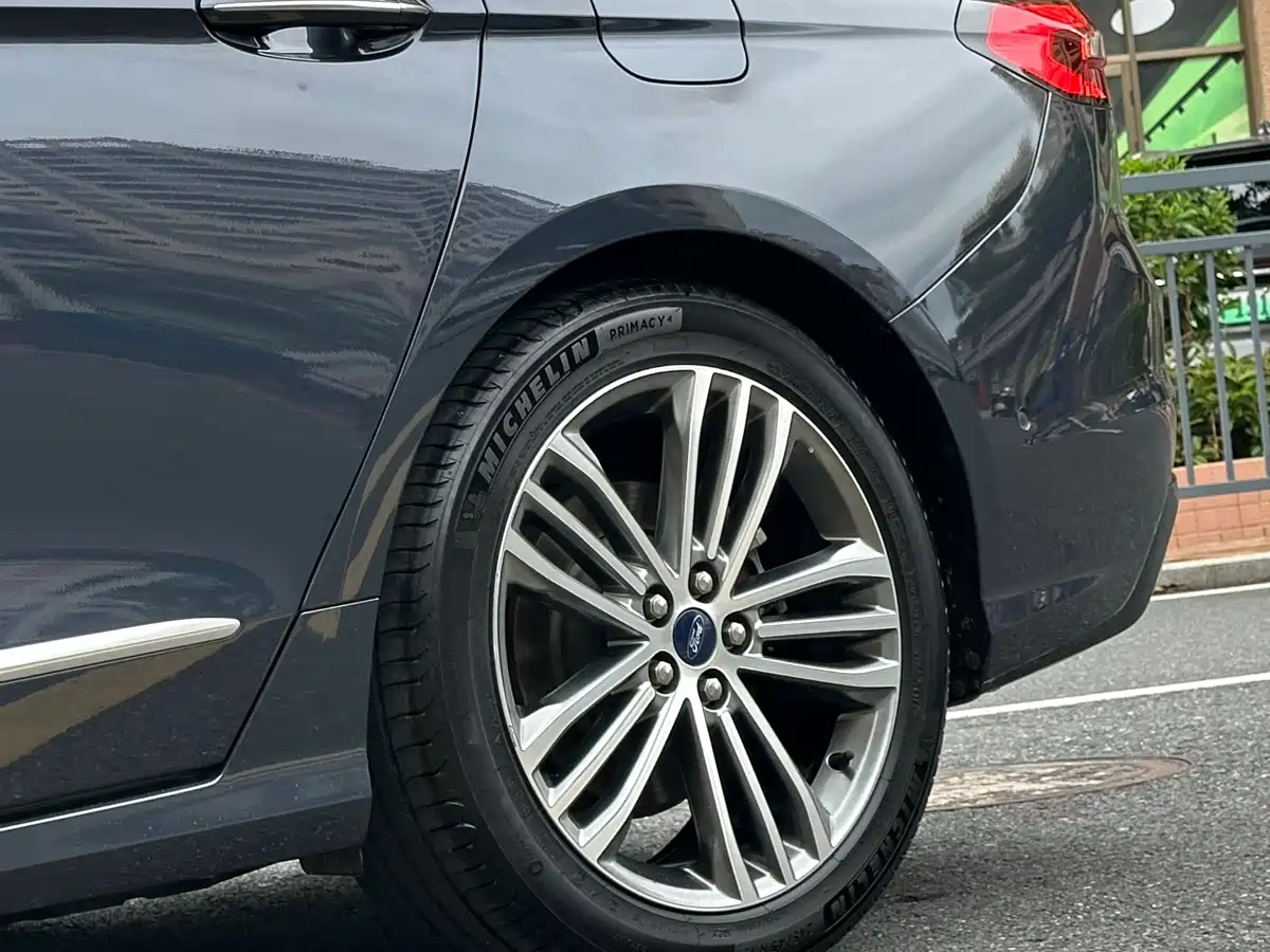 Фото 7 - Ford Taurus