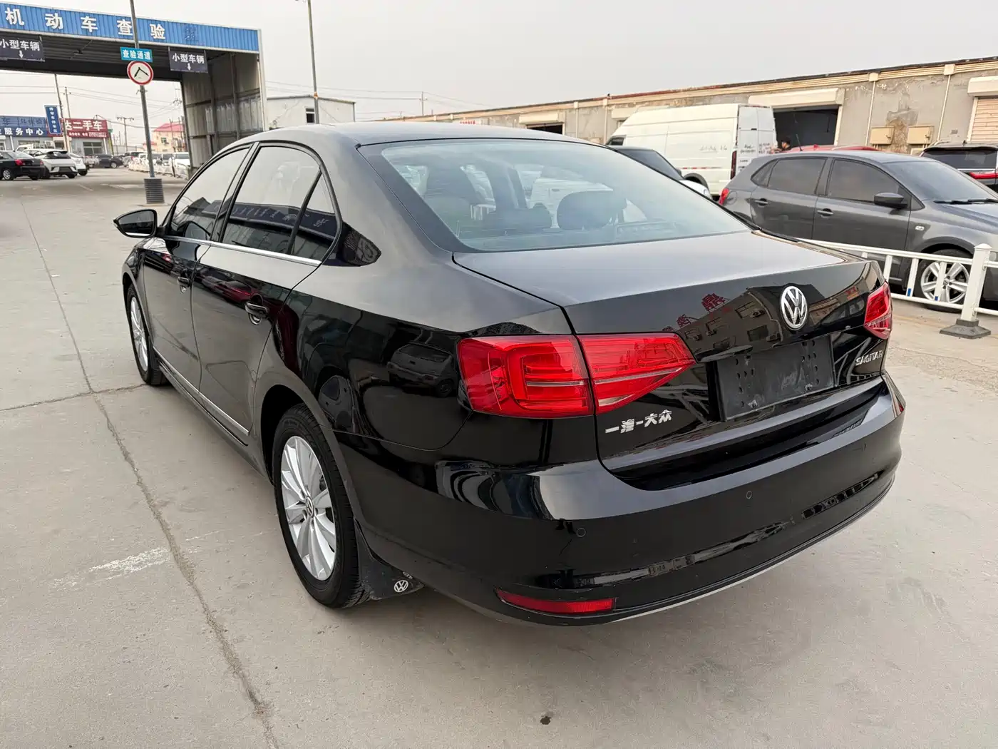 Volkswagen Sagitar 2015 1.6L Automatic Comfort фото 6