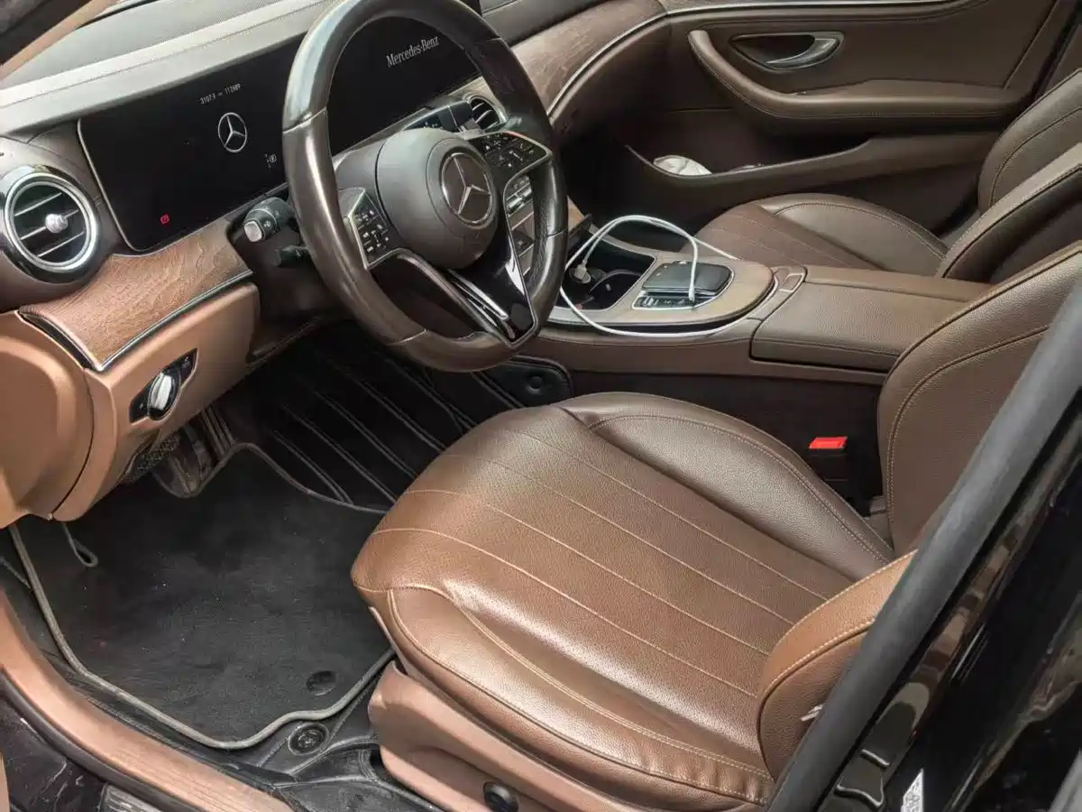 Фото 4 - Mercedes-Benz E-Class