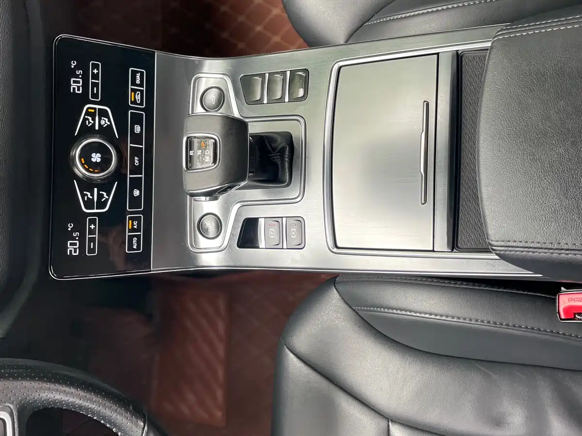 Hongqi H5 2020 1.8T Automatic Smart Connection Qi Rhythm Edition фото 15