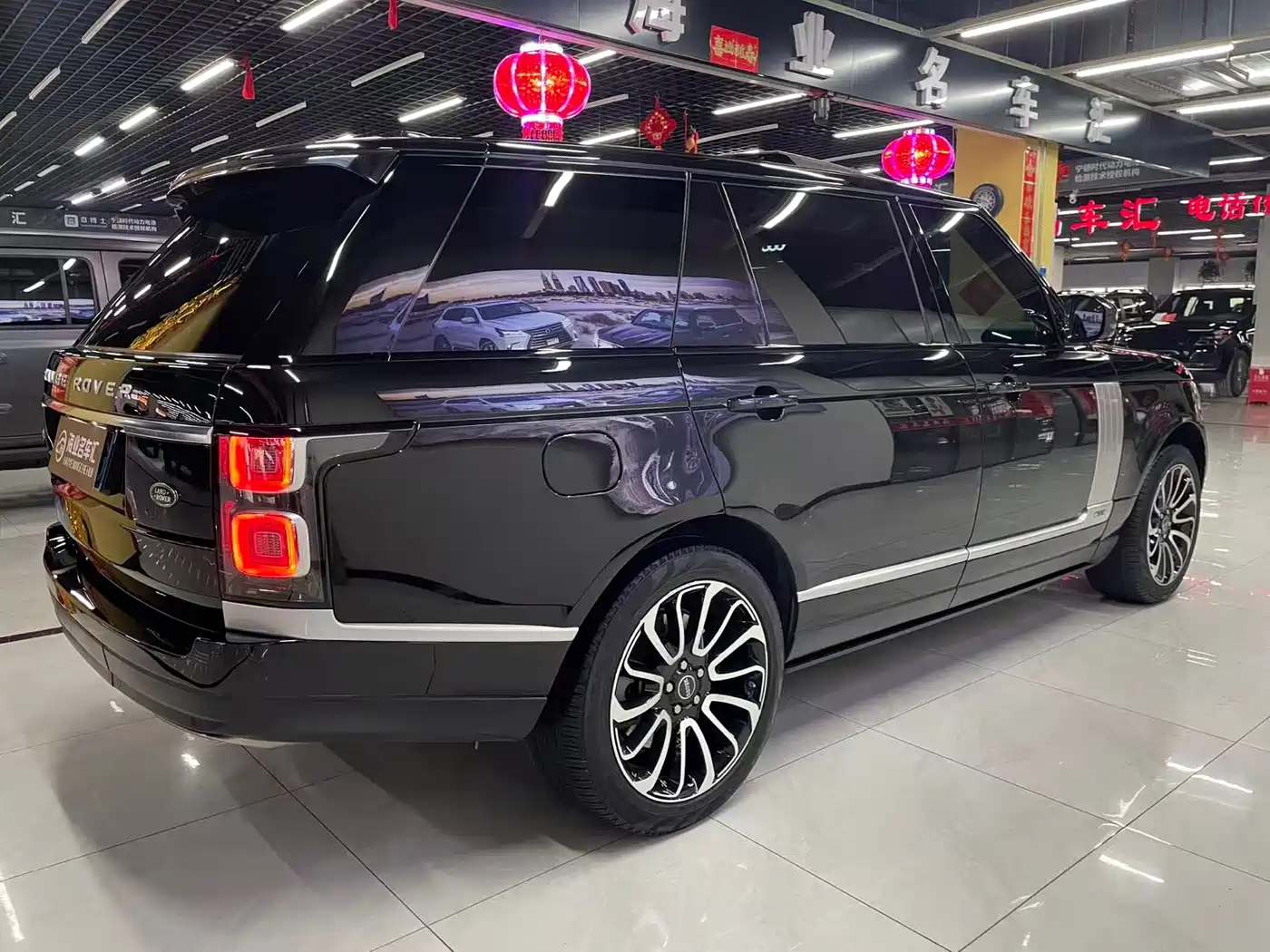 Land Rover Range Rover 2020 3.0 L6 Heritage Extended Edition фото 6