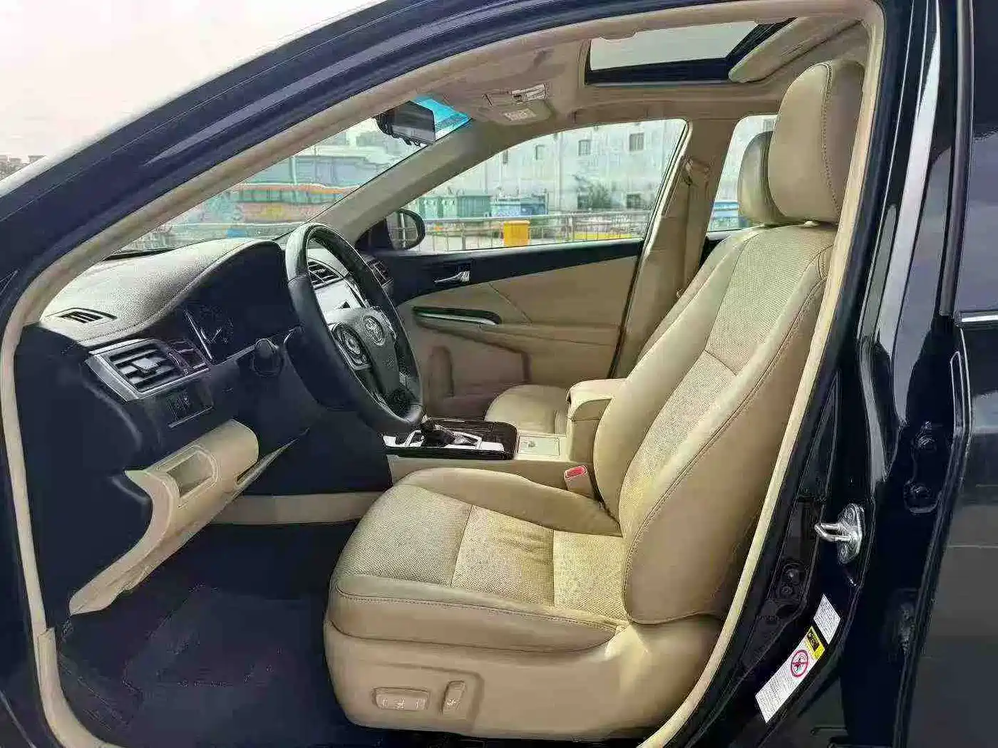 Toyota Camry 2016 Hybrid 2.5HG 10th Anniversary Luxury Navigation Edition фото 6