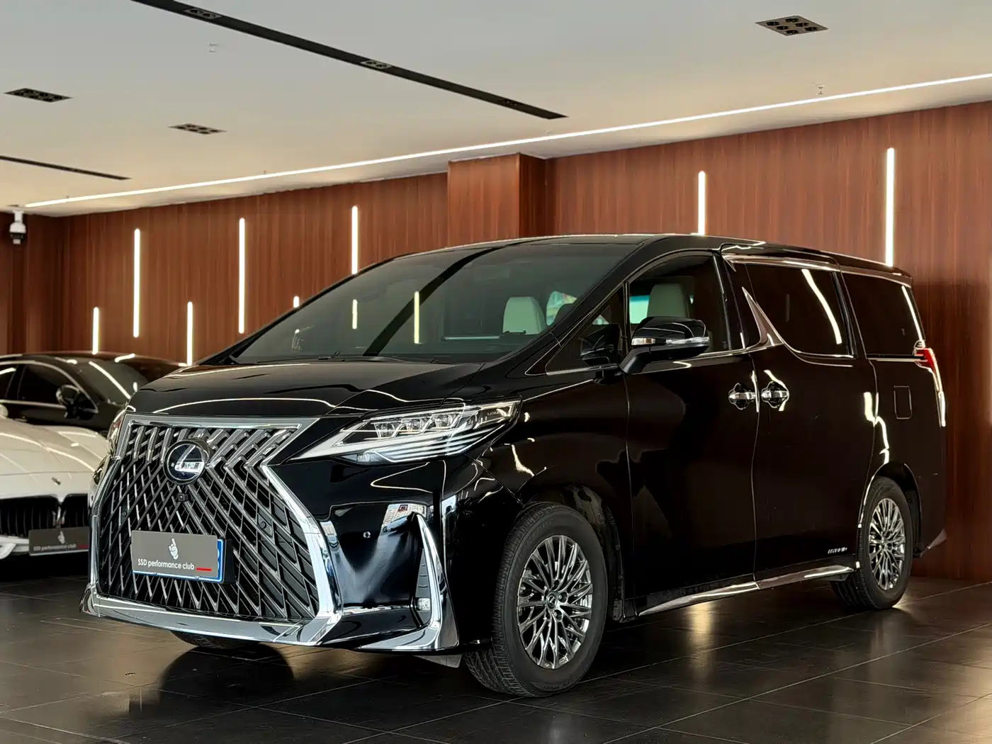 Lexus LM 2020 300h 4-Seat Imperial Edition фото 3