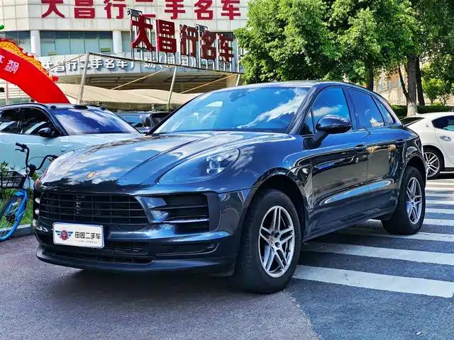 PORSCHE MACAN